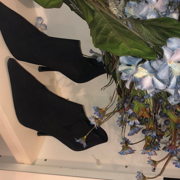 Woman’s black size 11 heels - Picture 2 of 6